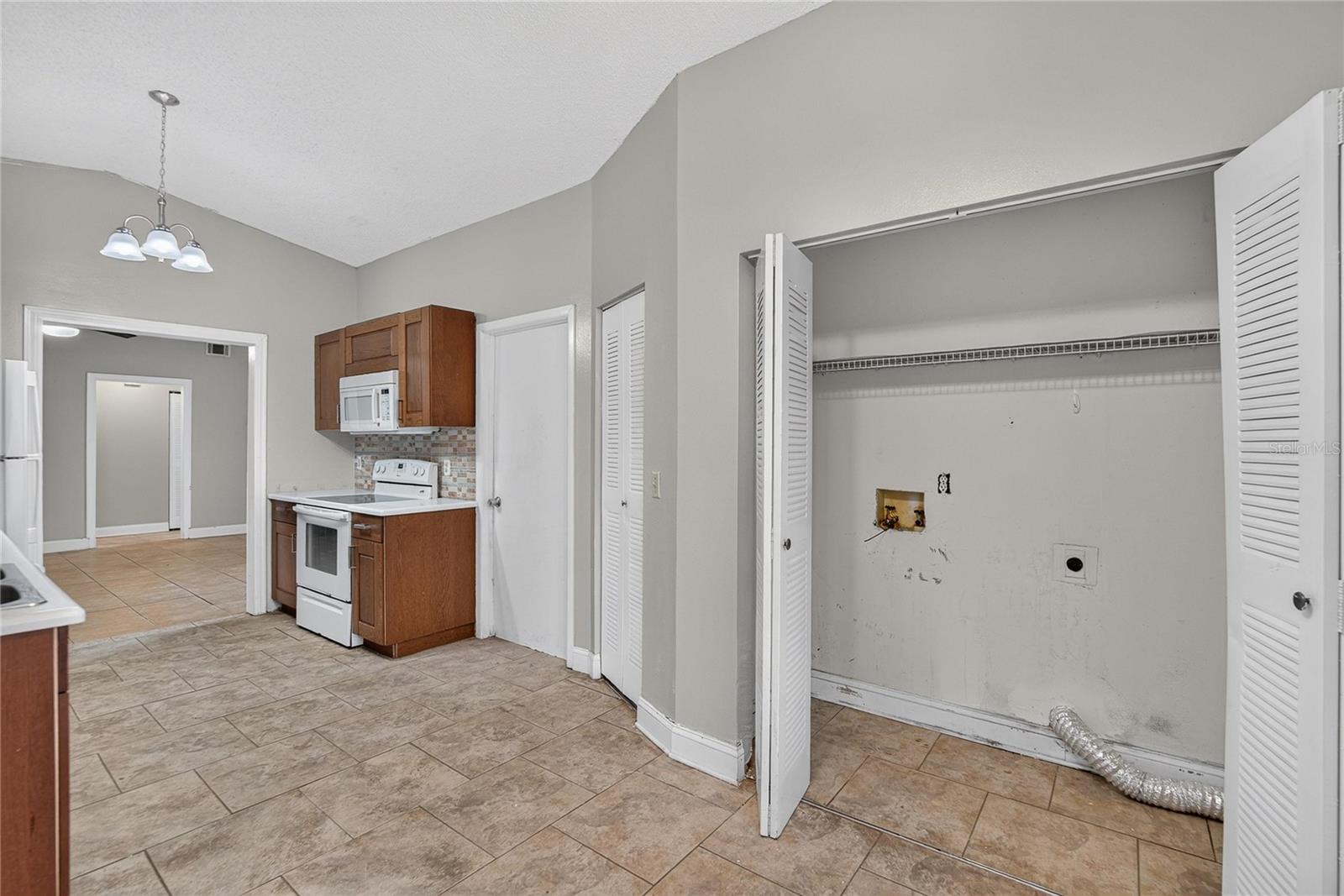 629 STILLVIEW CIR — photo 21