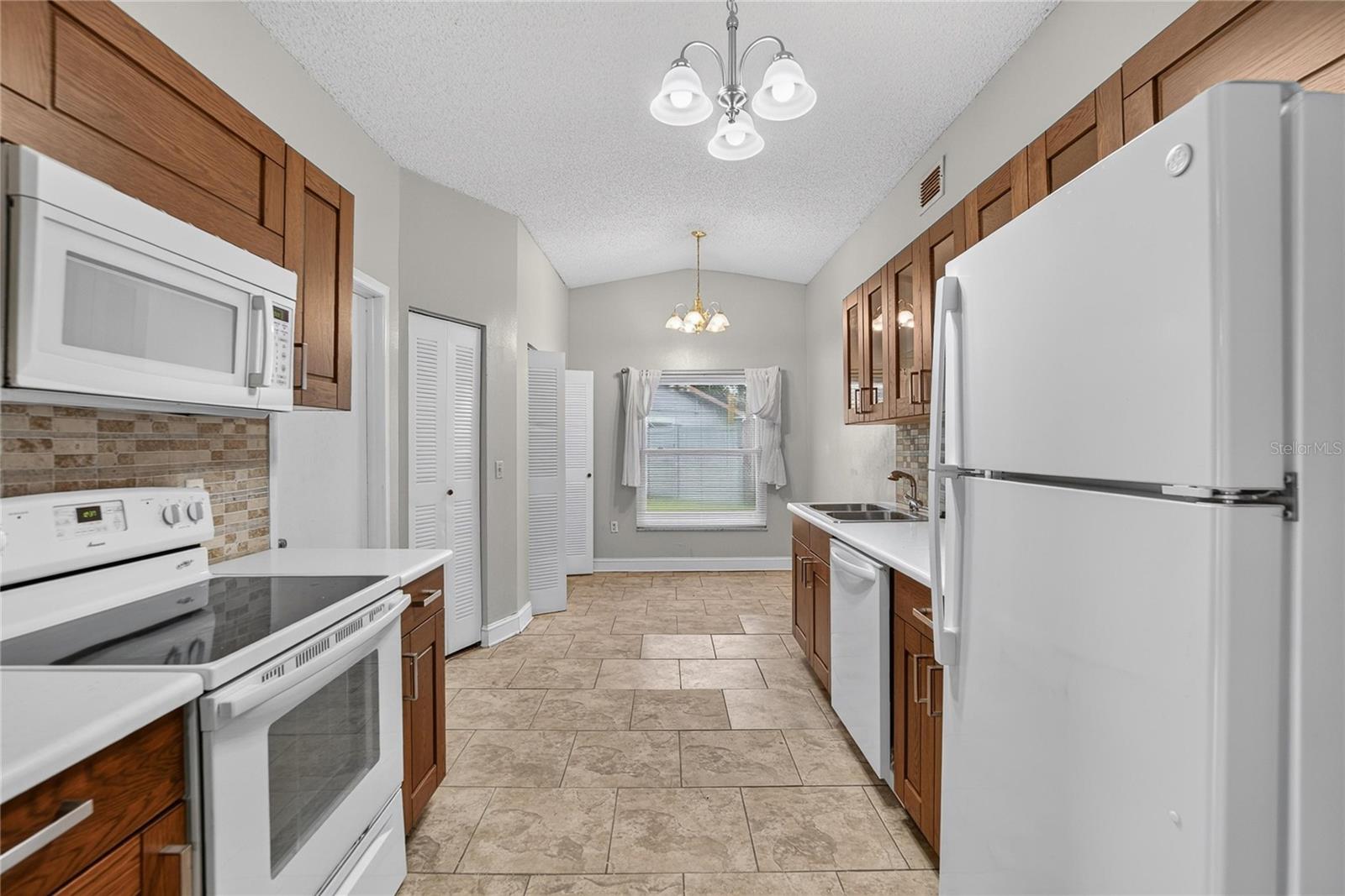 629 STILLVIEW CIR — photo 18