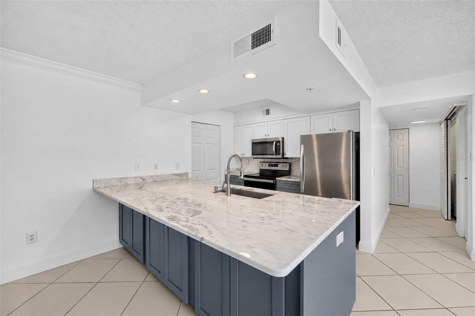 2400 FEATHER SOUND DR #1121 — photo 10