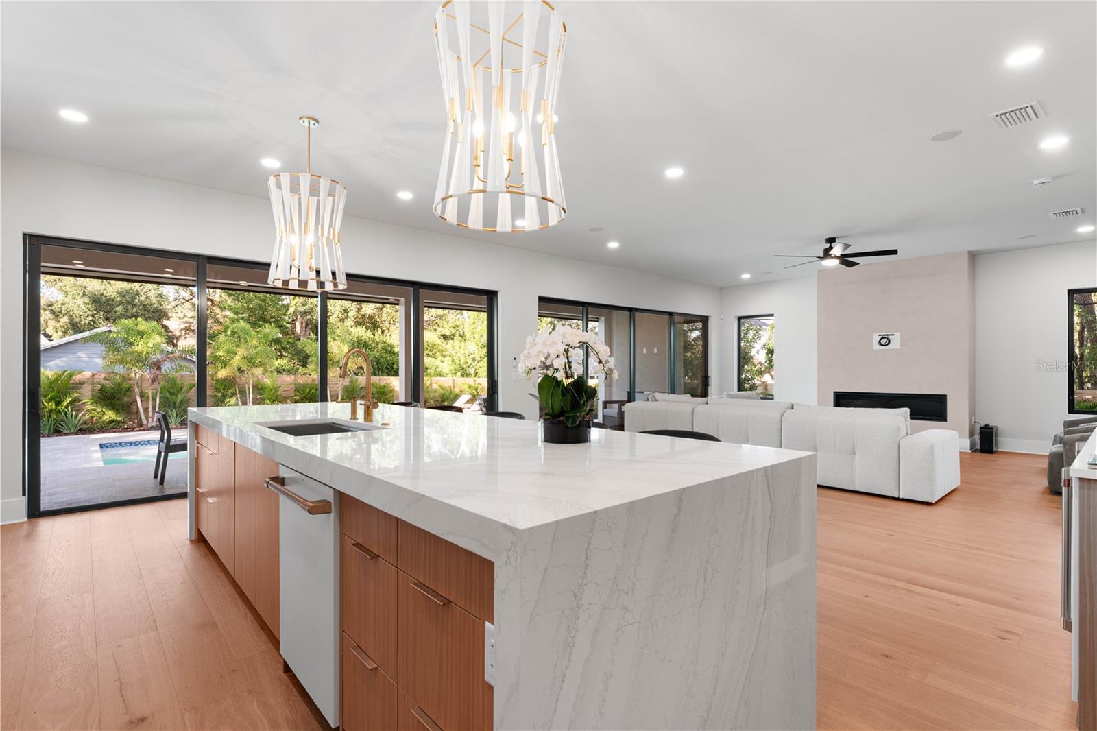 1009 W CORAL ST — photo 4