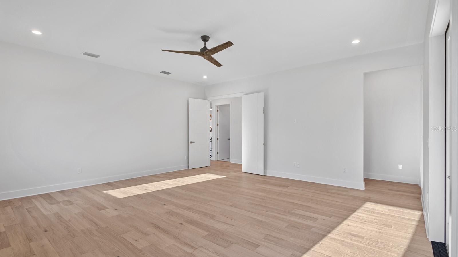 2519 N RIVERSIDE DR — photo 20