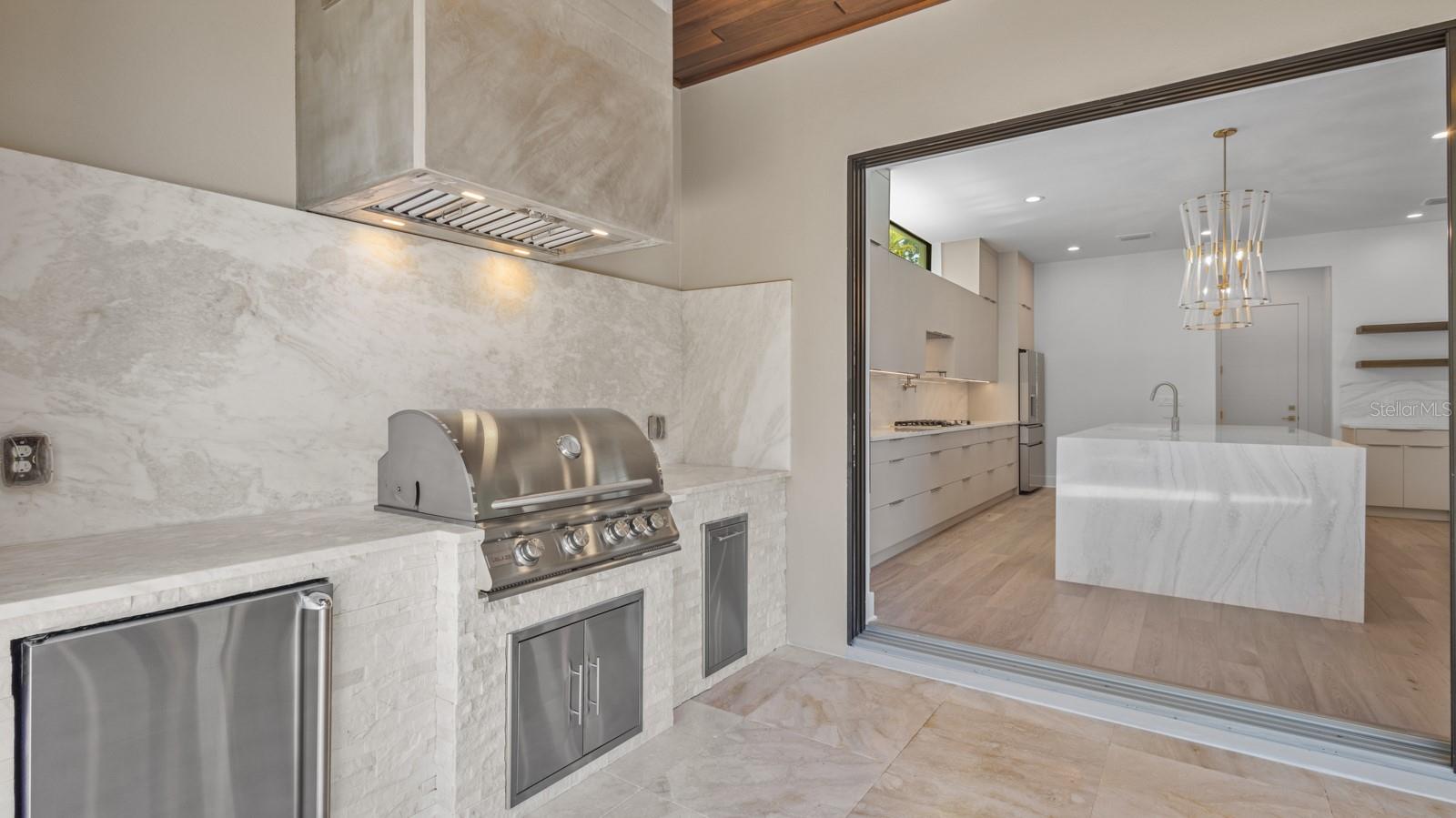 2519 N RIVERSIDE DR — photo 11