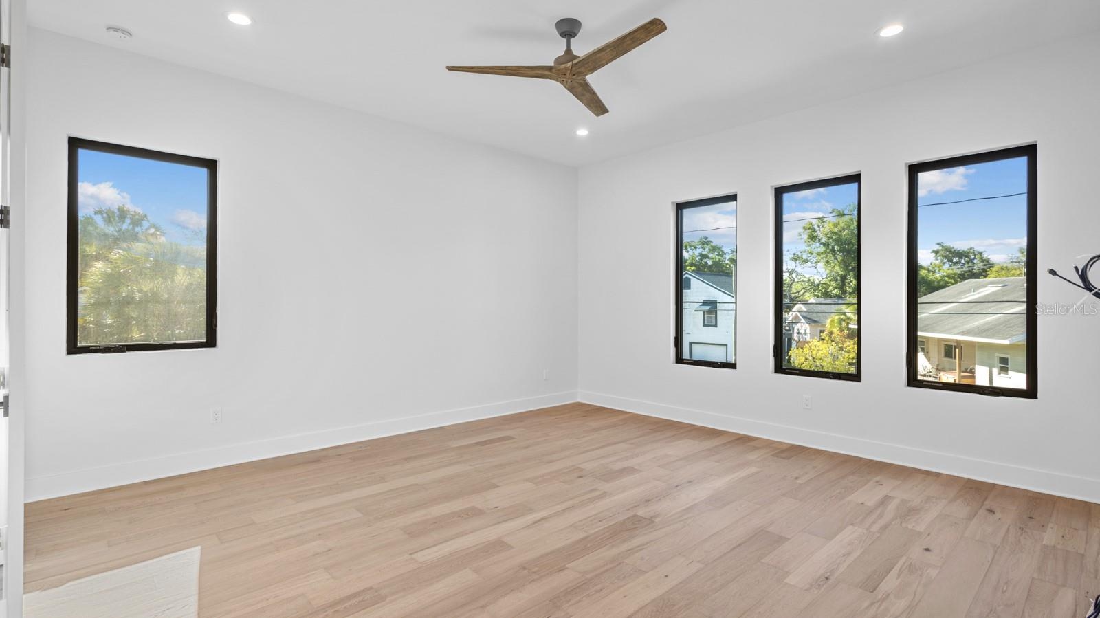 2519 N RIVERSIDE DR — photo 19