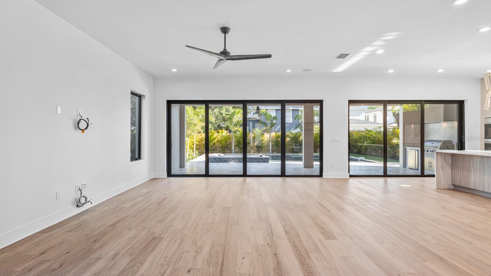 2519 N RIVERSIDE DR — photo 15