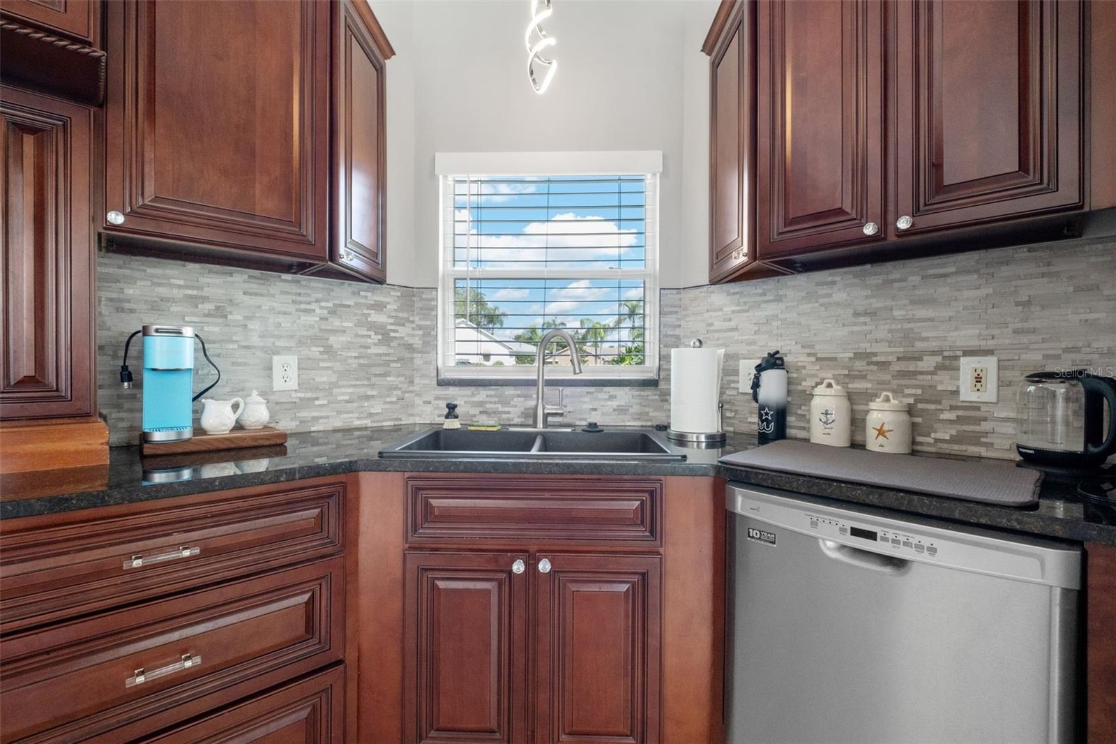 8916 KEATS DR — photo 15