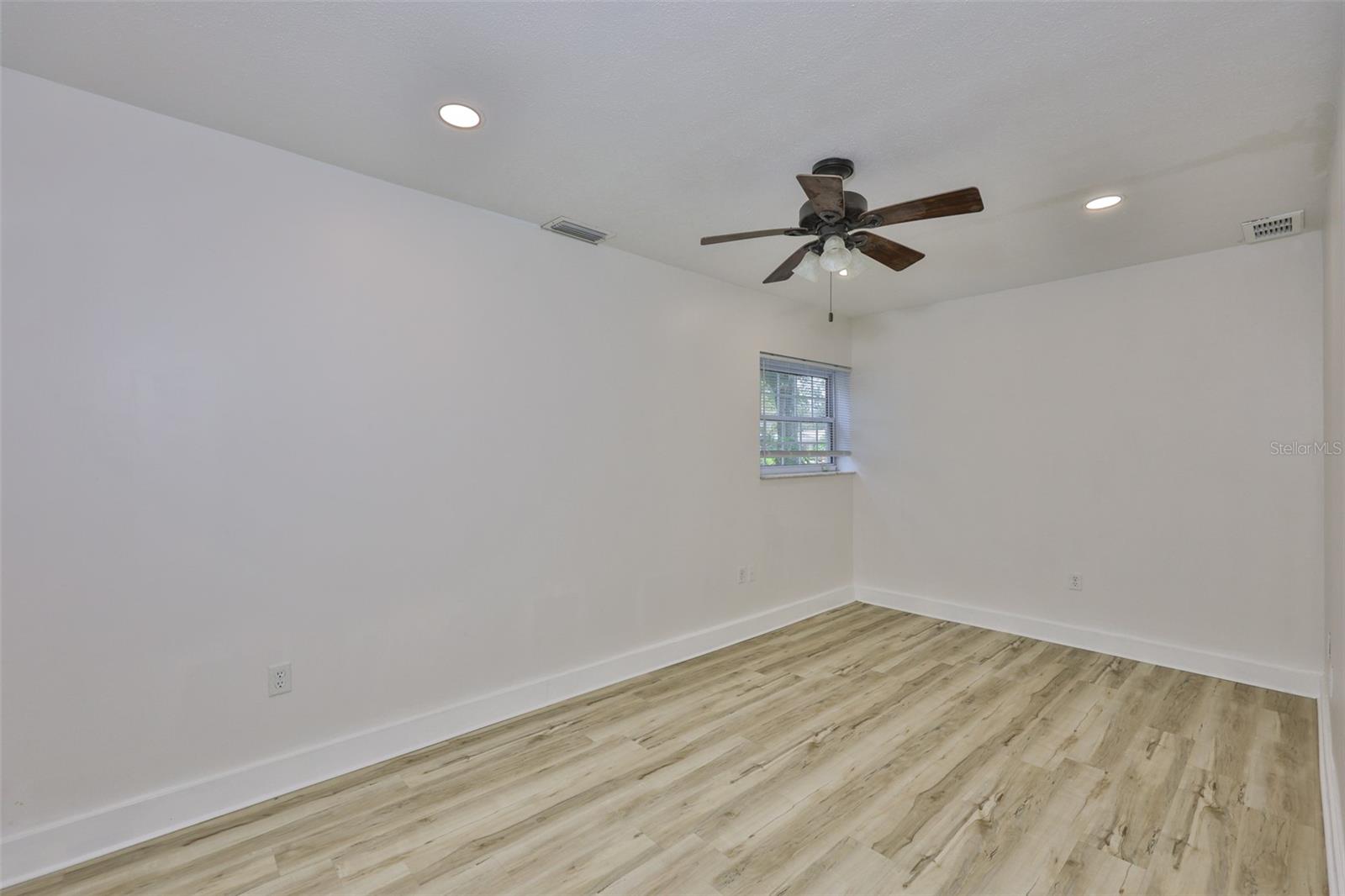 121 WINDY CIR — photo 27