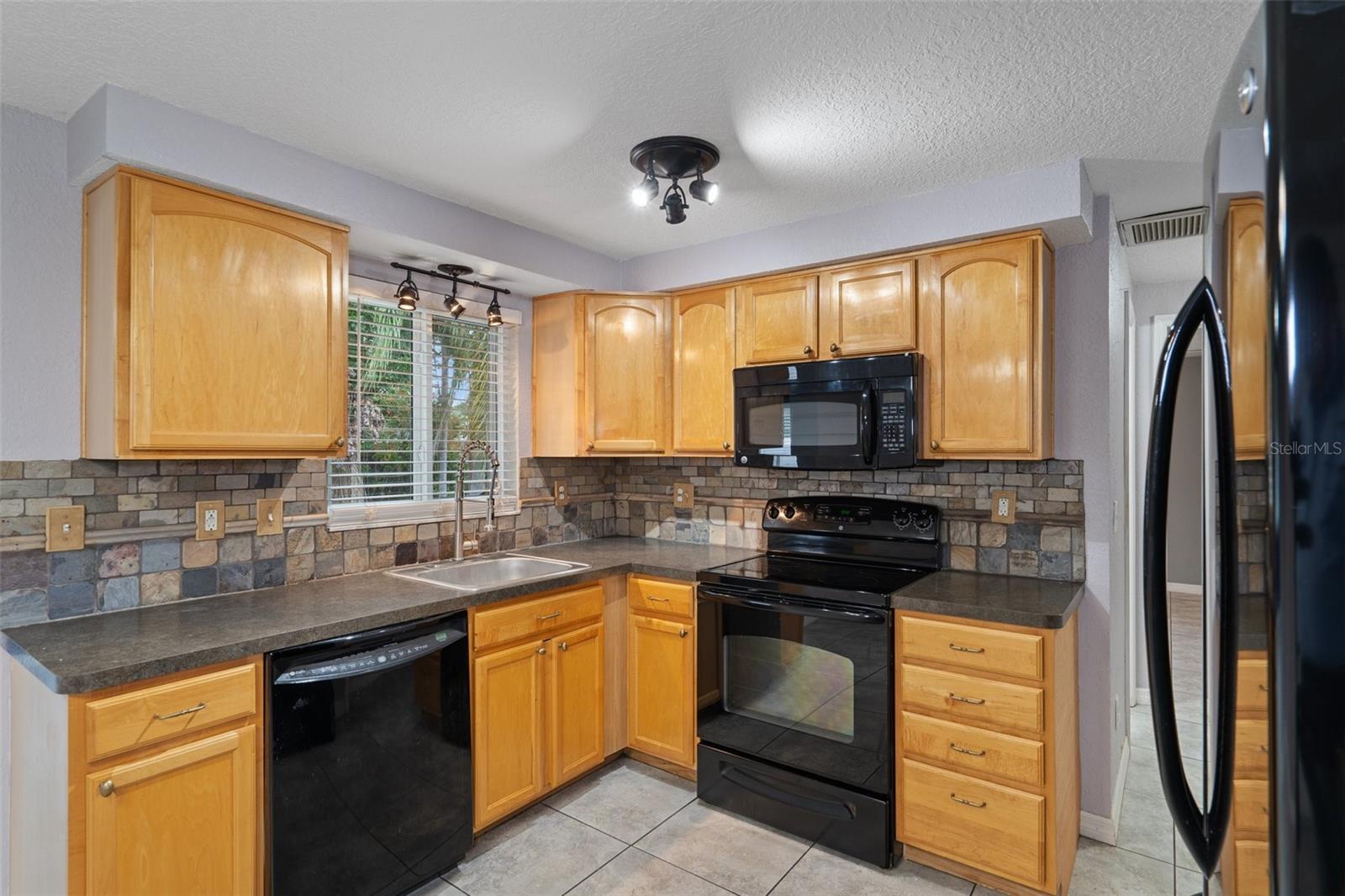 4925 BEACON HILL DR — photo 15