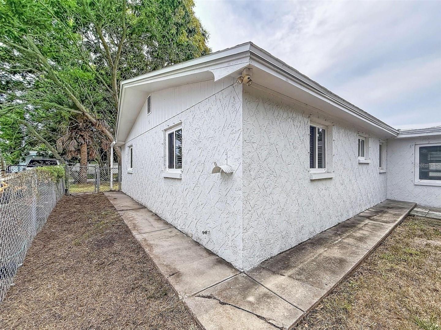 4925 BEACON HILL DR — photo 33