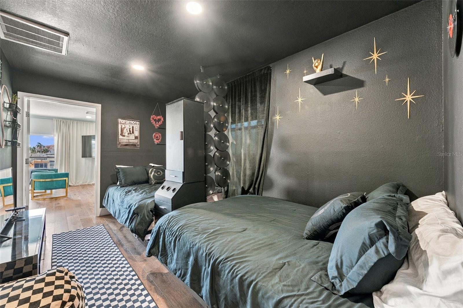 135 HARBOR DR — photo 33