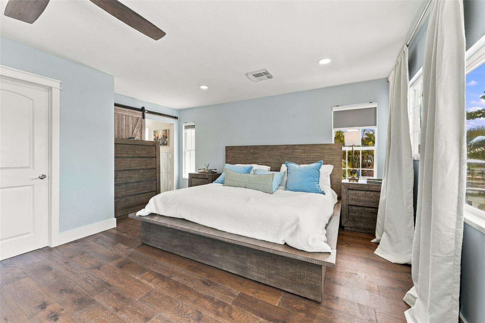 135 HARBOR DR — photo 23