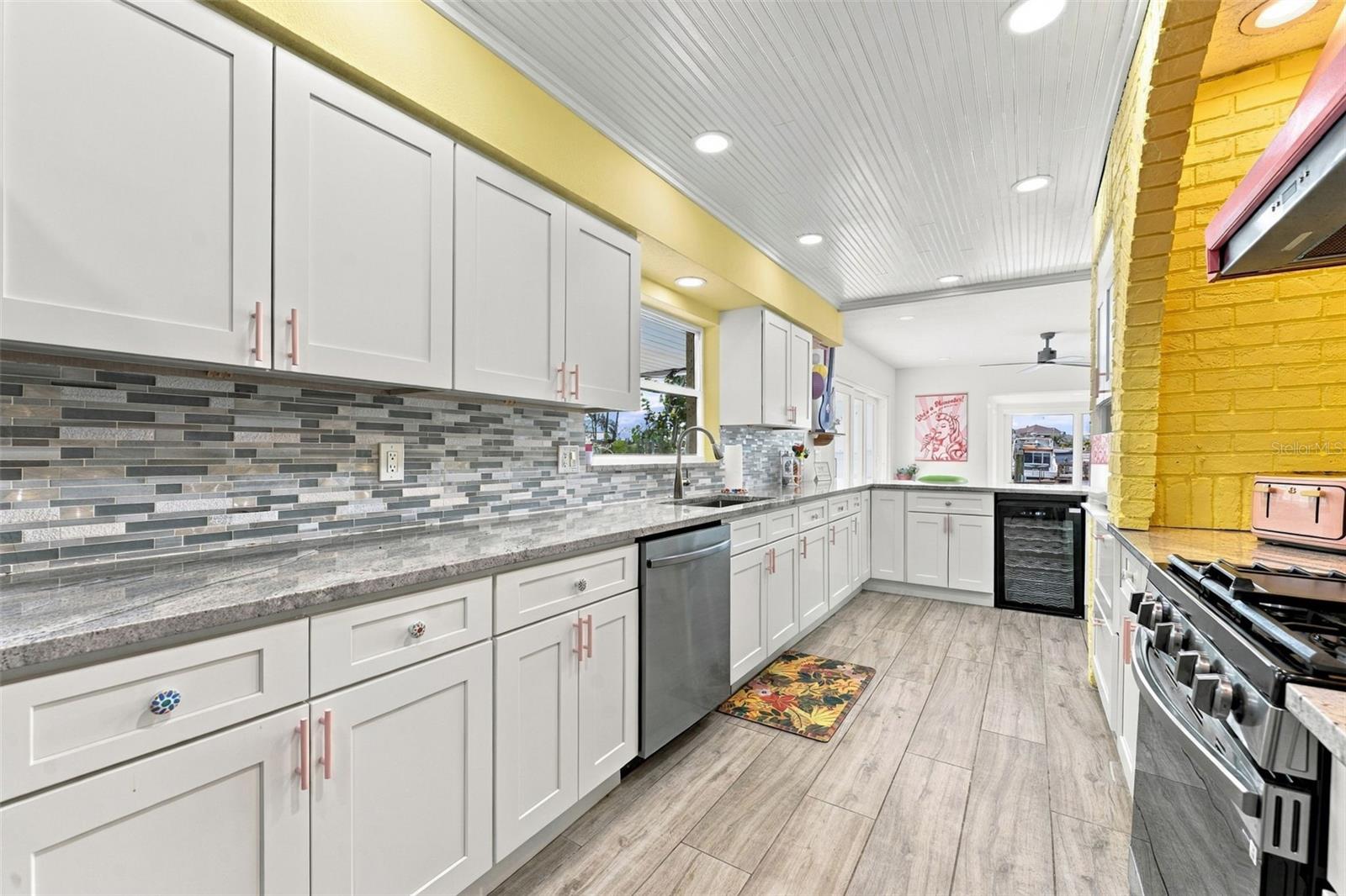 135 HARBOR DR — photo 18