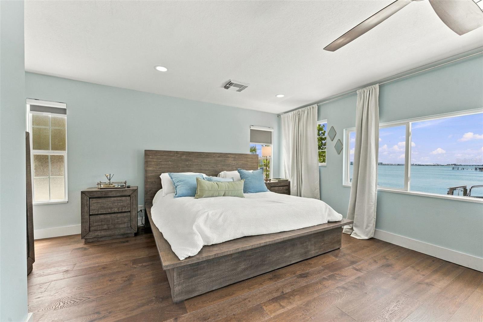 135 HARBOR DR — photo 22