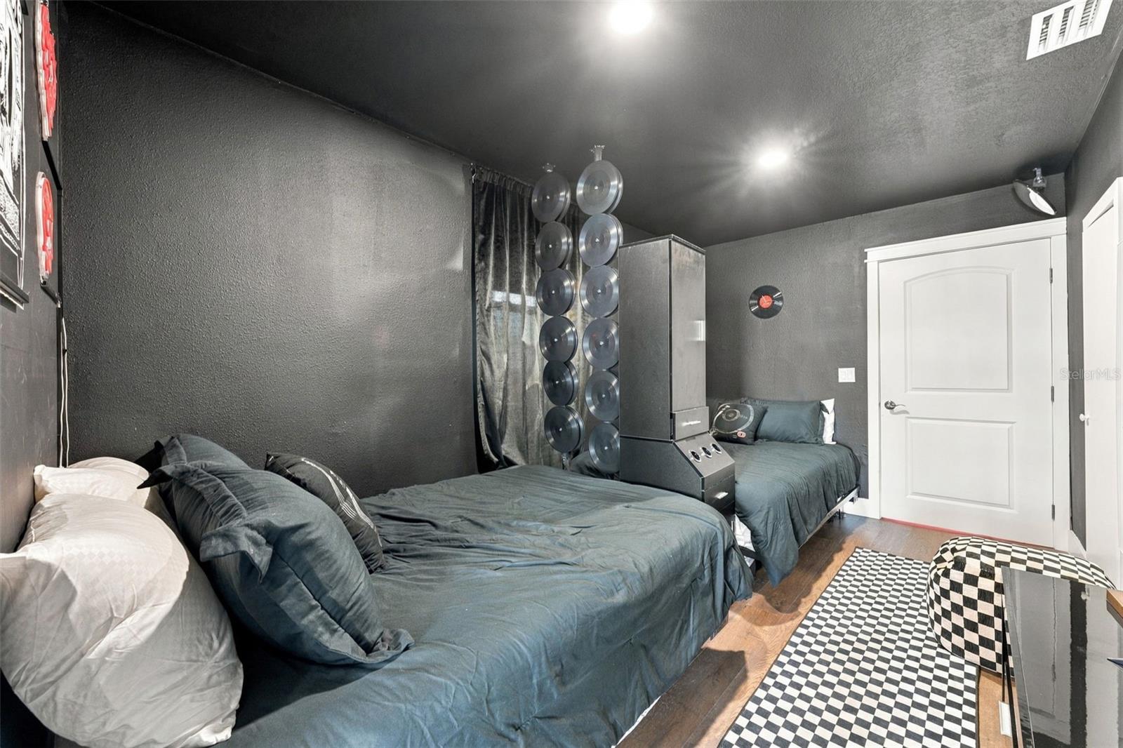135 HARBOR DR — photo 34