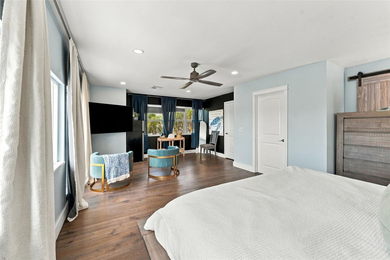135 HARBOR DR — photo 24