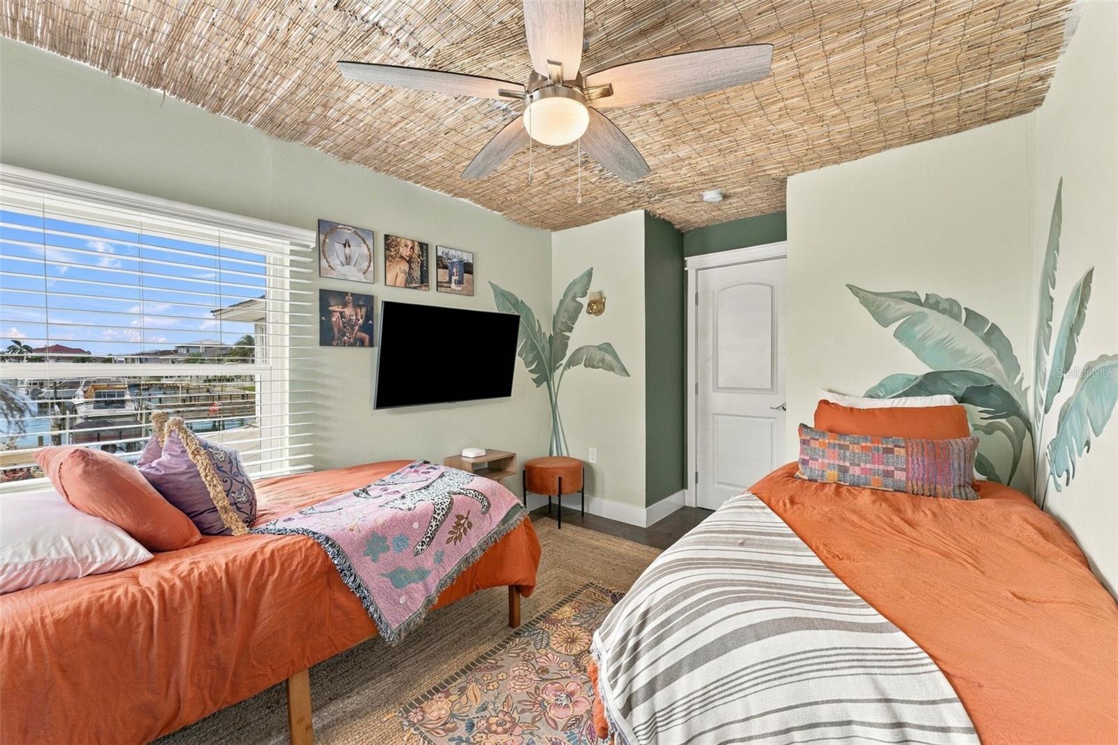 135 HARBOR DR — photo 36