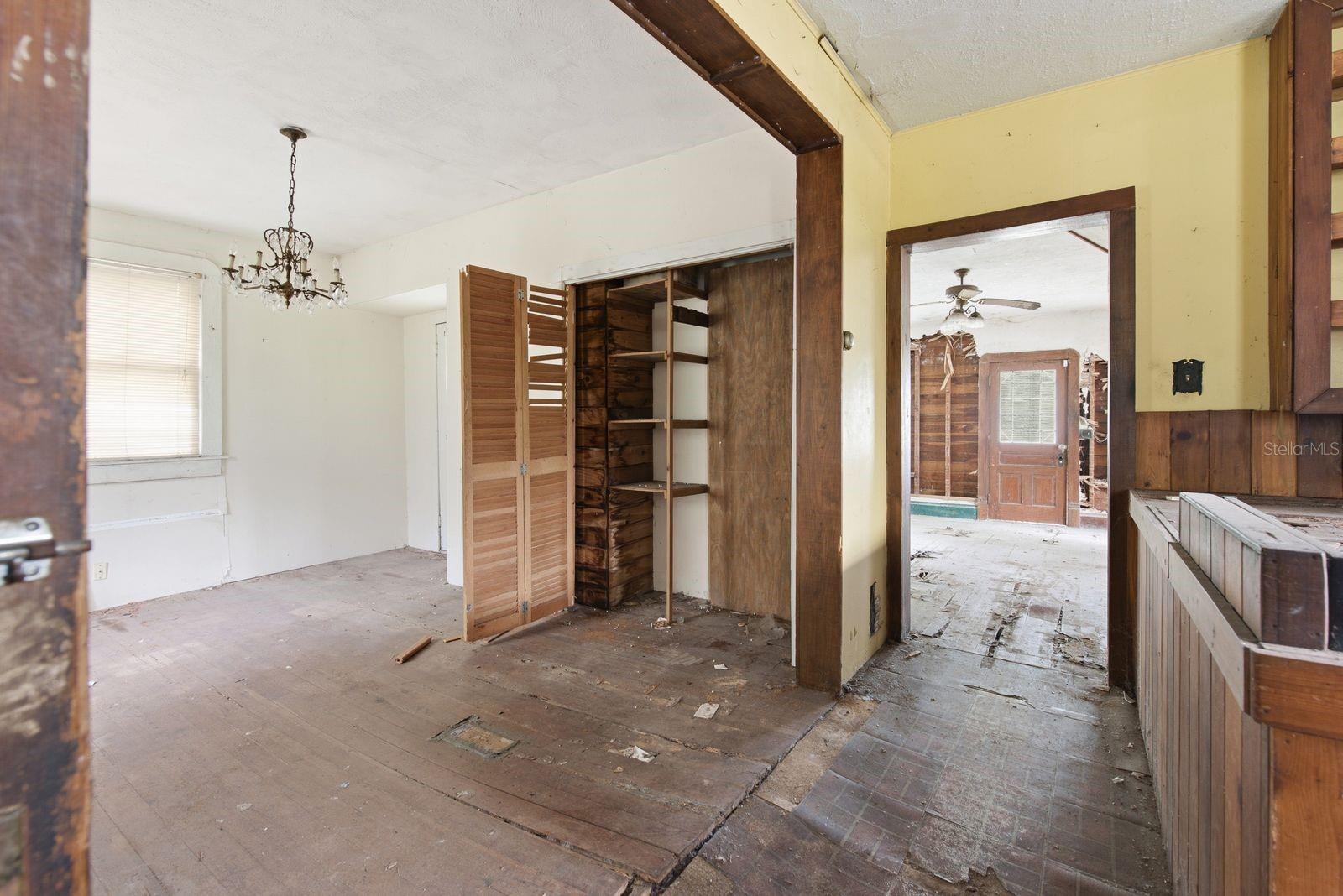 226 N GROSSE AVE — photo 9