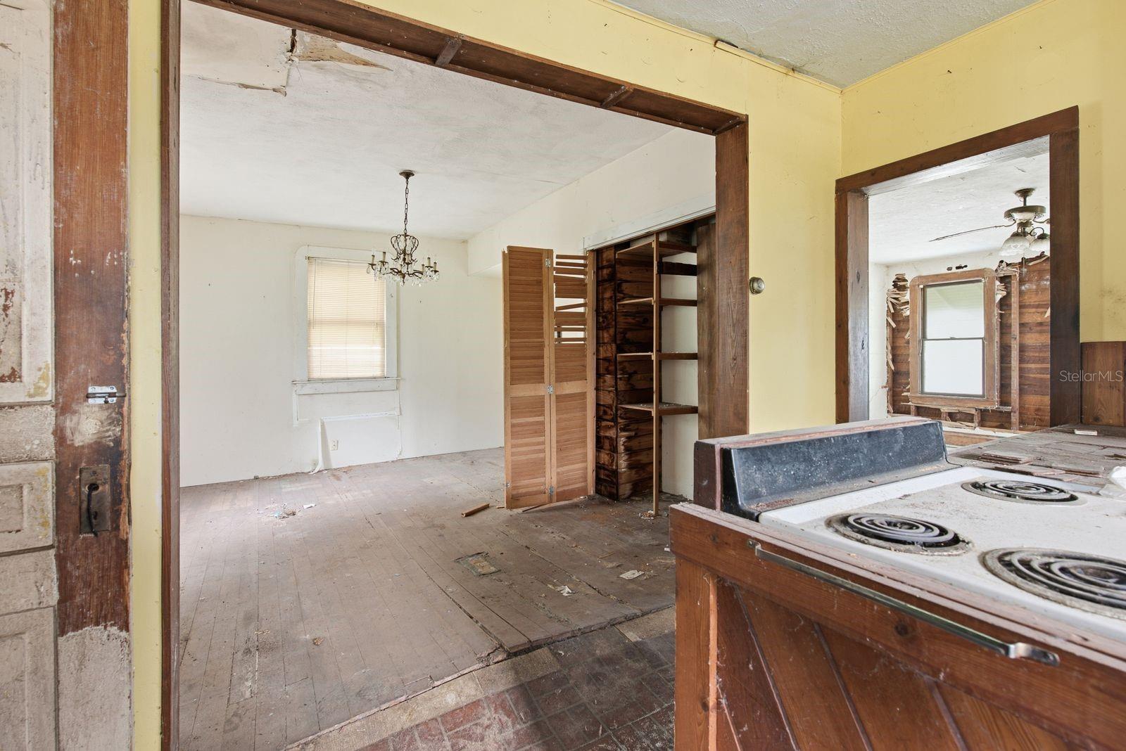 226 N GROSSE AVE — photo 33