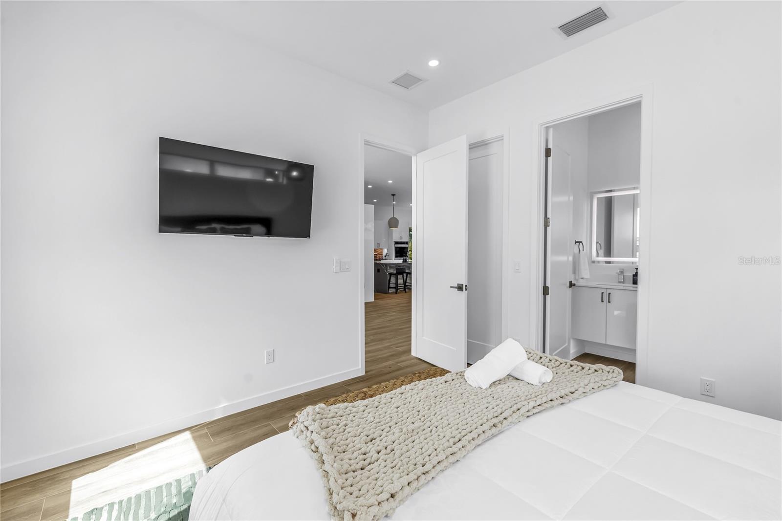 2345 TEMPLE ST — photo 38