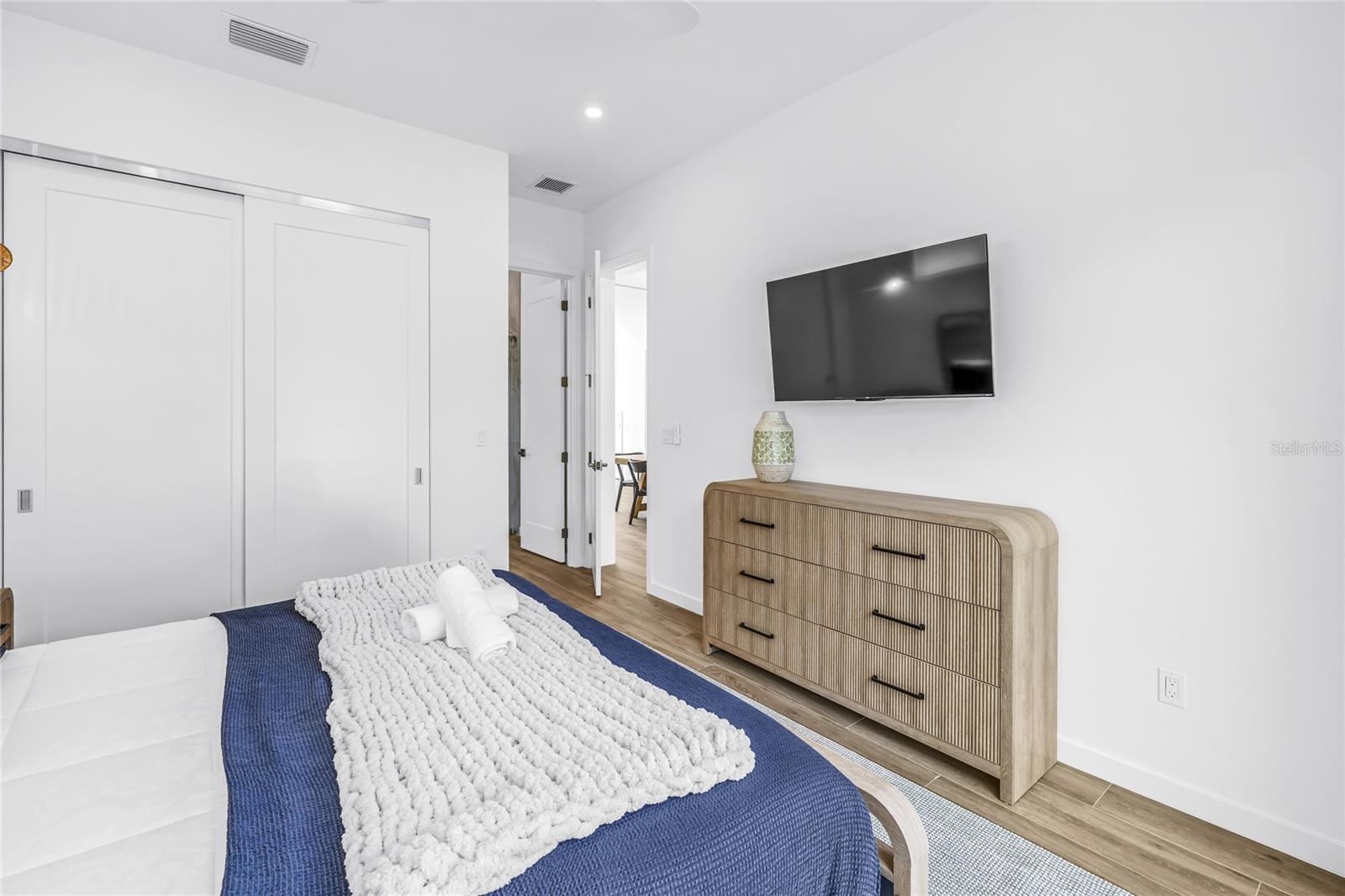 2345 TEMPLE ST — photo 41