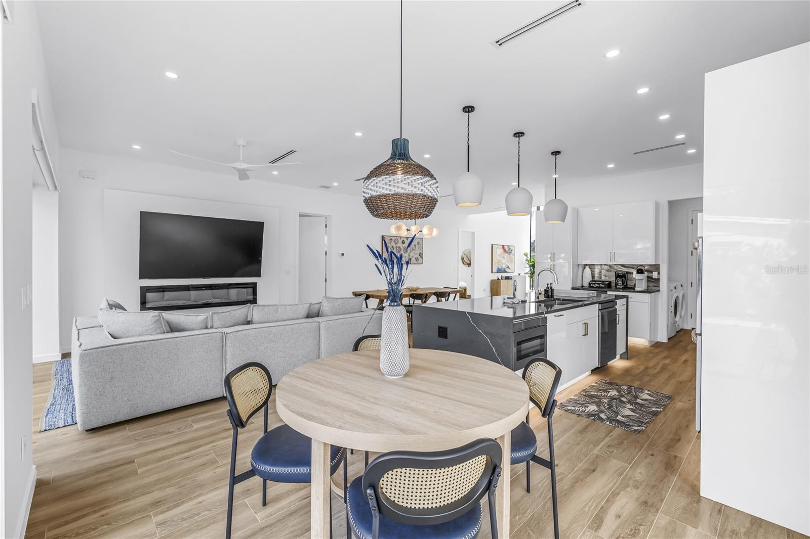 2345 TEMPLE ST — photo 20