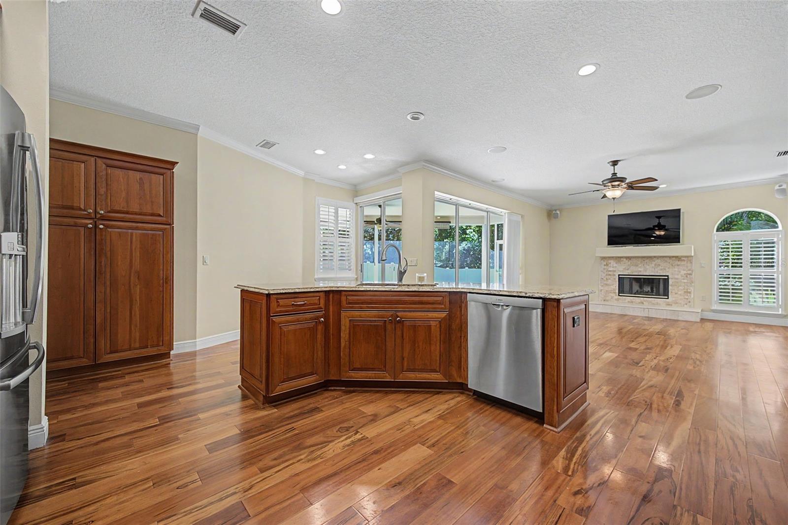 1558 E LAKE WOODLANDS PKWY — photo 11