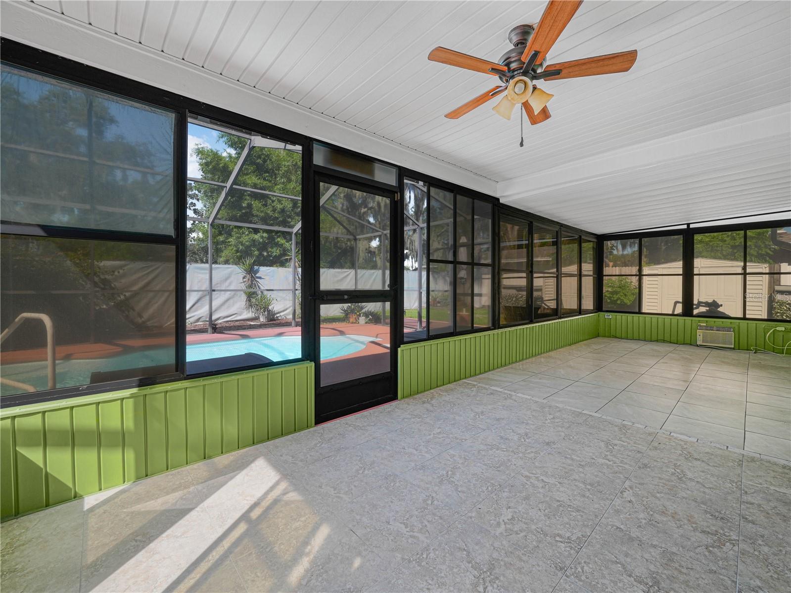 812 SANDALWOOD DR — photo 24