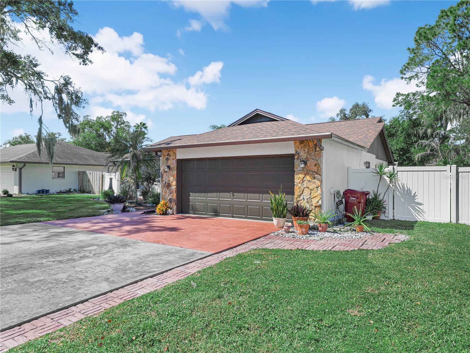 812 SANDALWOOD DR — photo 32