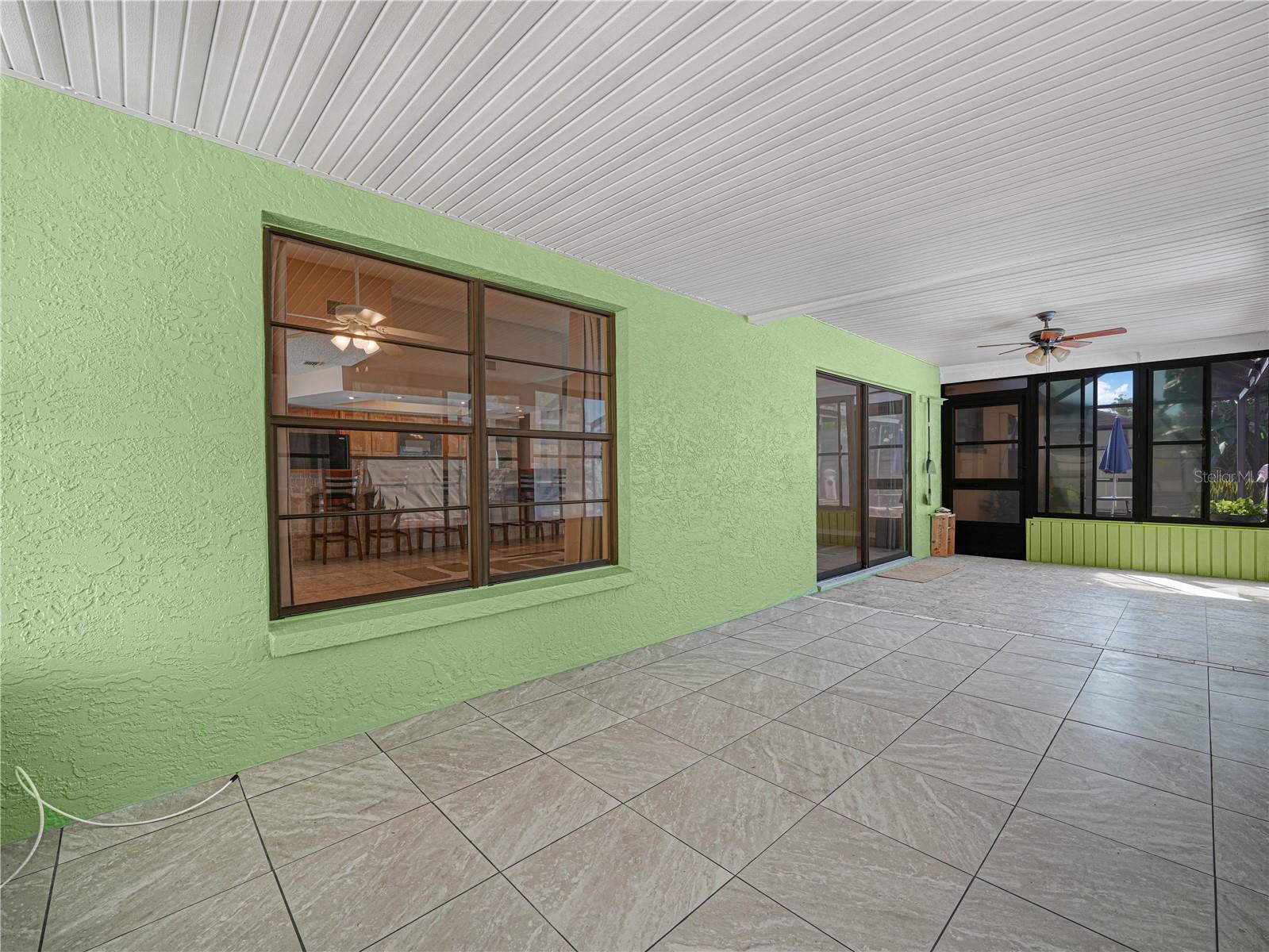 812 SANDALWOOD DR — photo 23