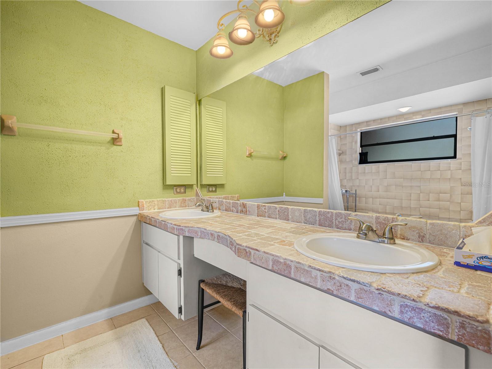 812 SANDALWOOD DR — photo 16