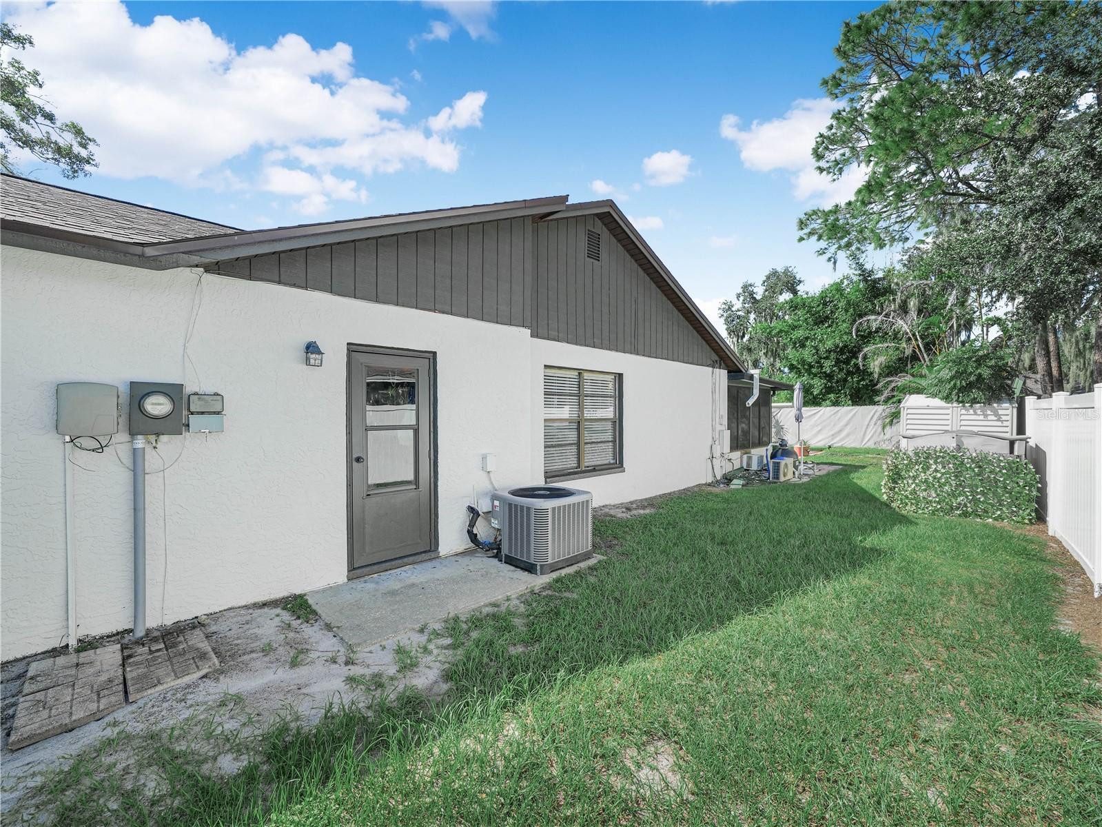 812 SANDALWOOD DR — photo 31