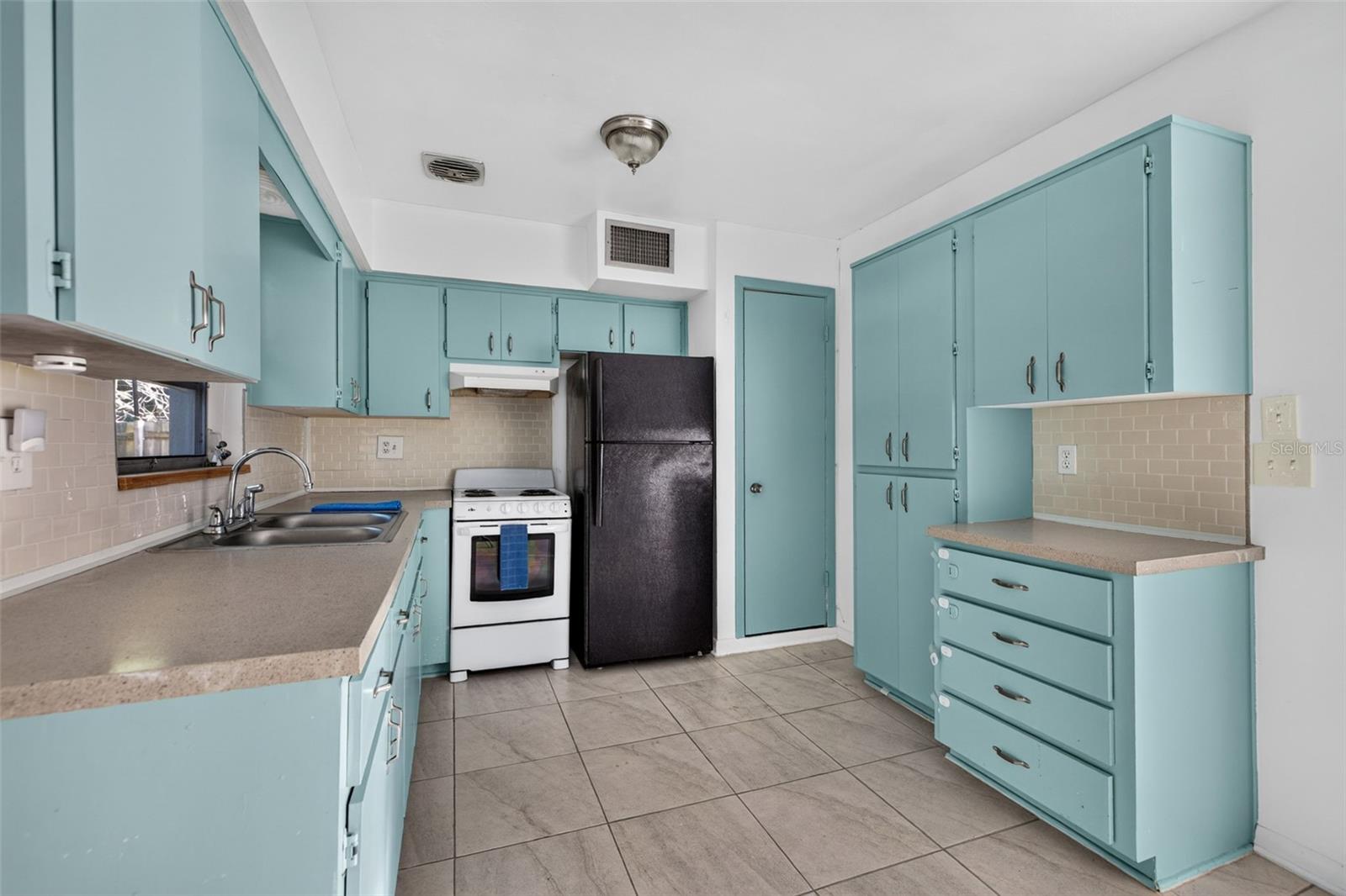 1835 WEST DR — photo 11