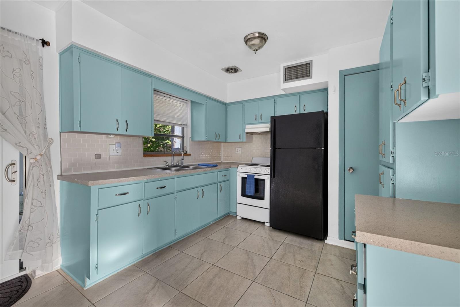 1835 WEST DR — photo 10