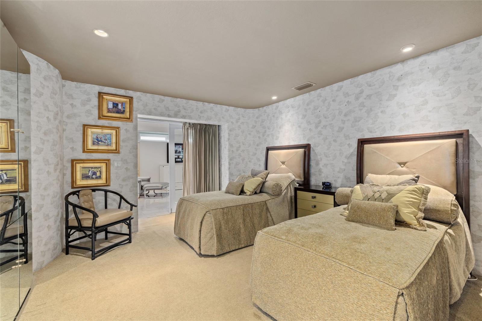 1749 SANDALWOOD DR — photo 31