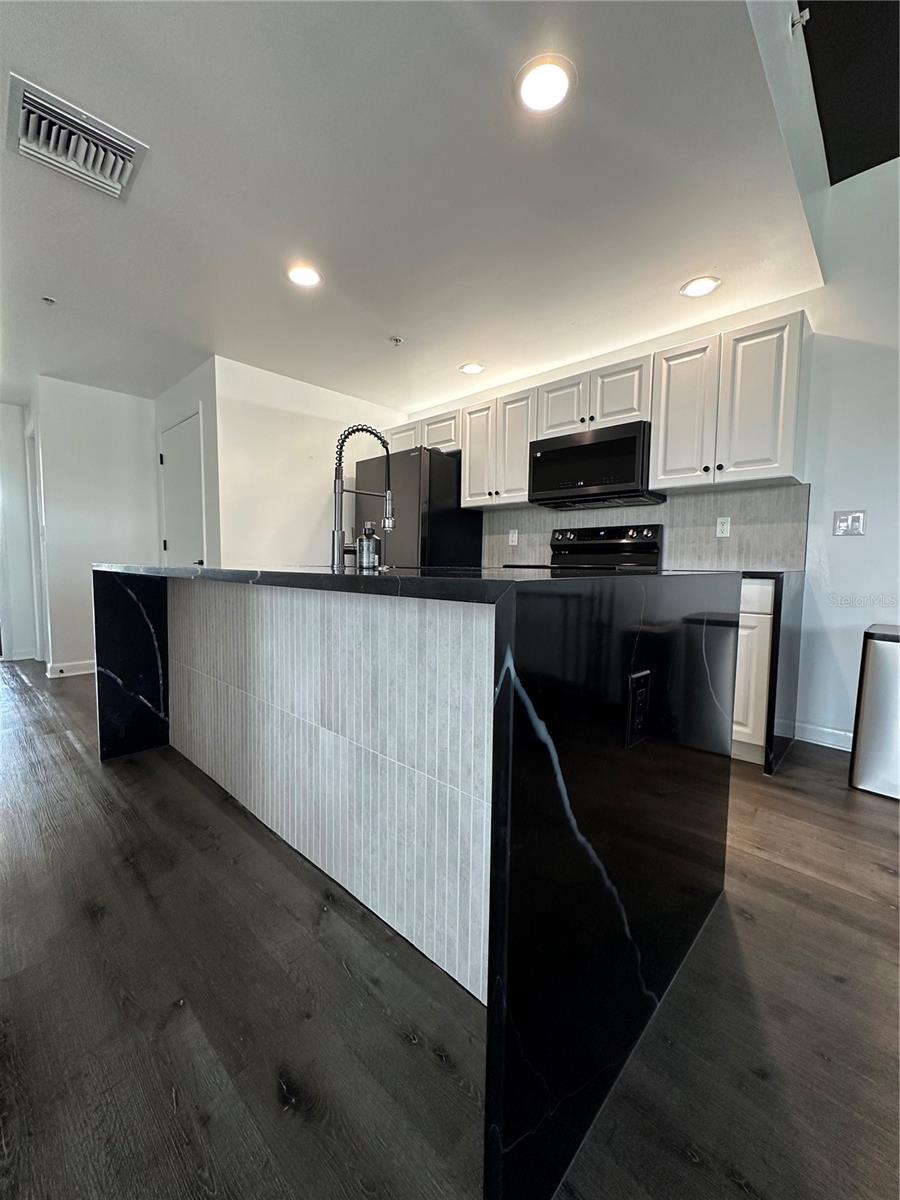 1621 E 4TH AVE #306 — photo 37
