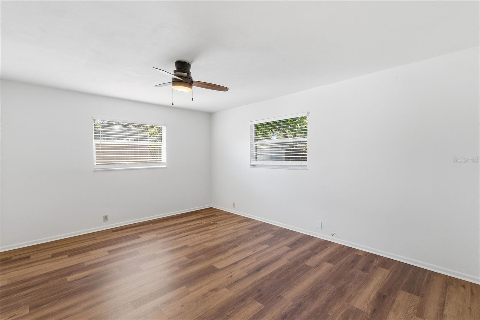 998 DUMONT DR — photo 19