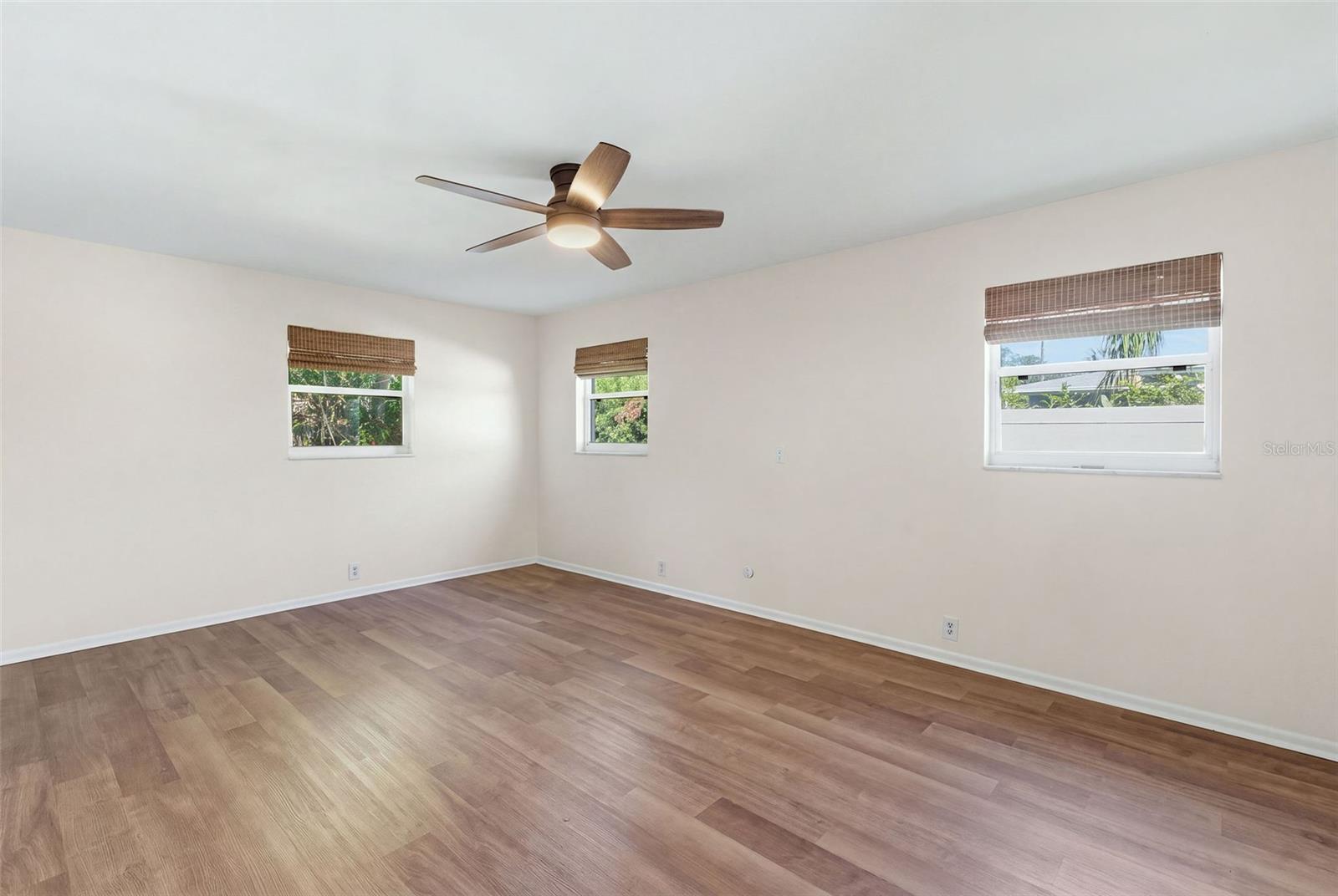998 DUMONT DR — photo 12