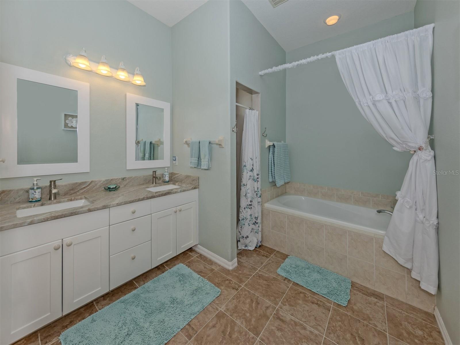 443 BERMUDA ISLES CIR — photo 18