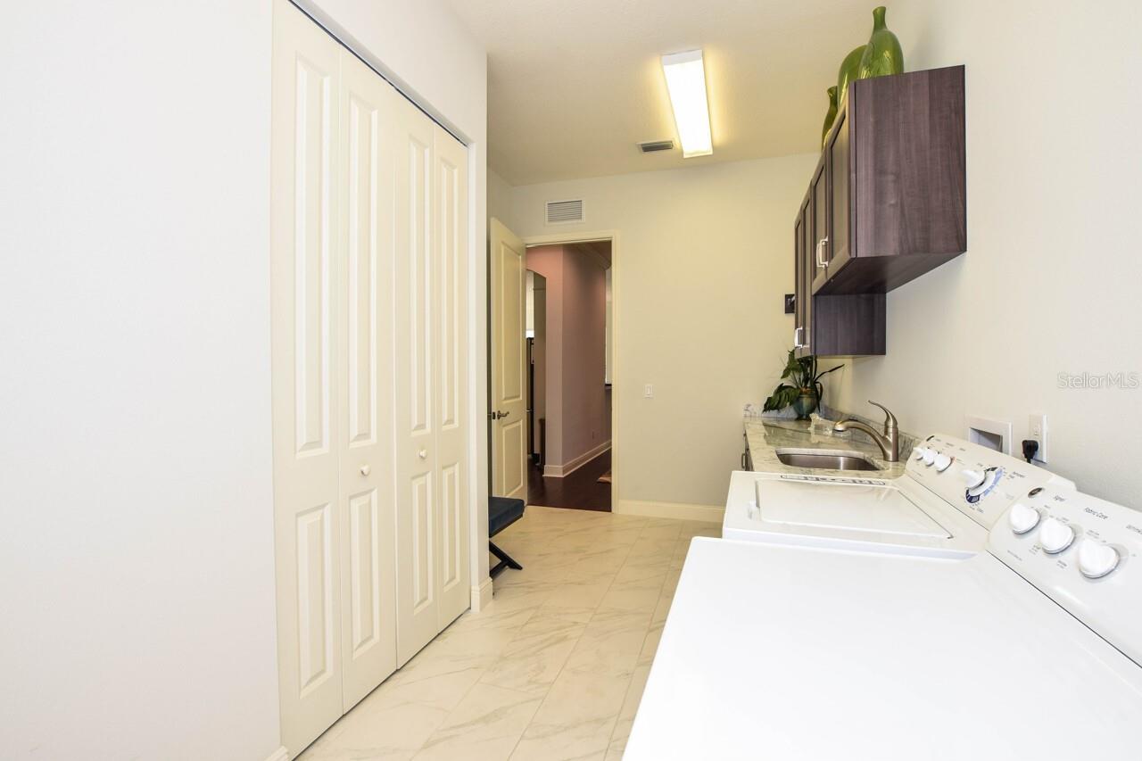 1580 LANCASHIRE DR — photo 38