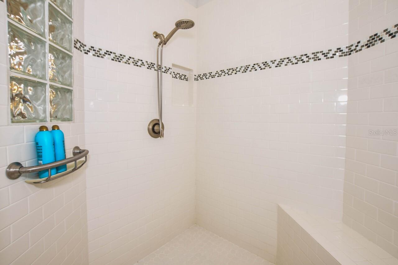 1580 LANCASHIRE DR — photo 25