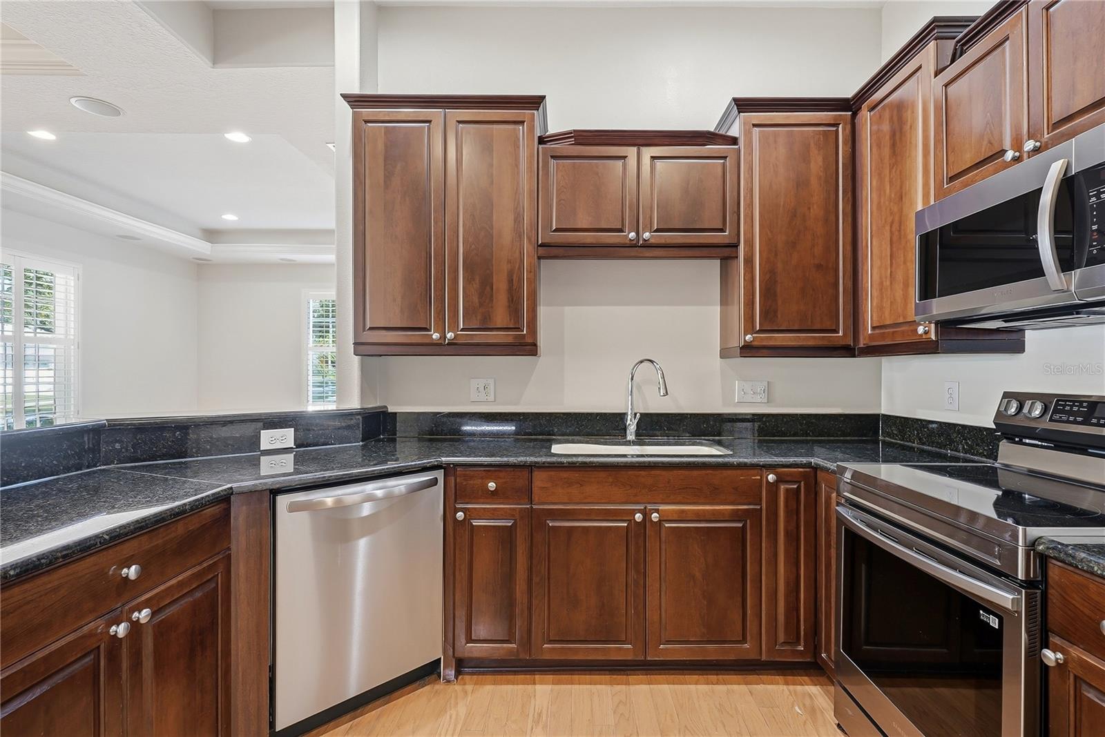 322 N HESPERIDES ST — photo 12