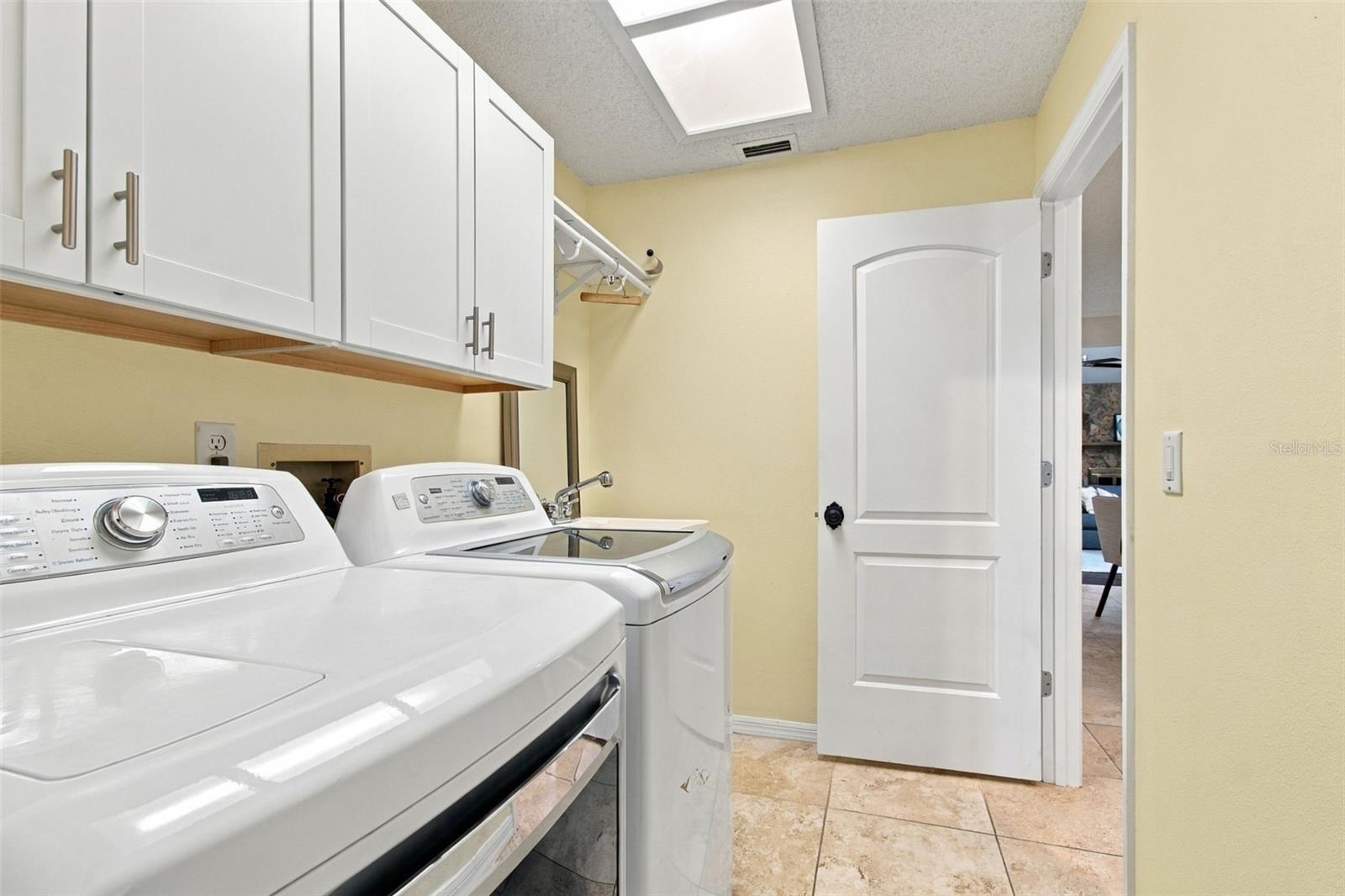 874 PINEWOOD TER W — photo 36