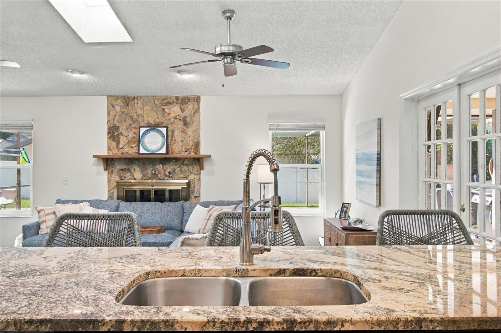 874 PINEWOOD TER W — photo 4