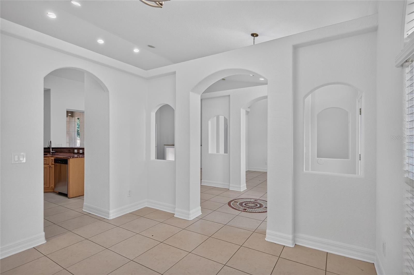 2108 W CORDELIA ST — photo 9