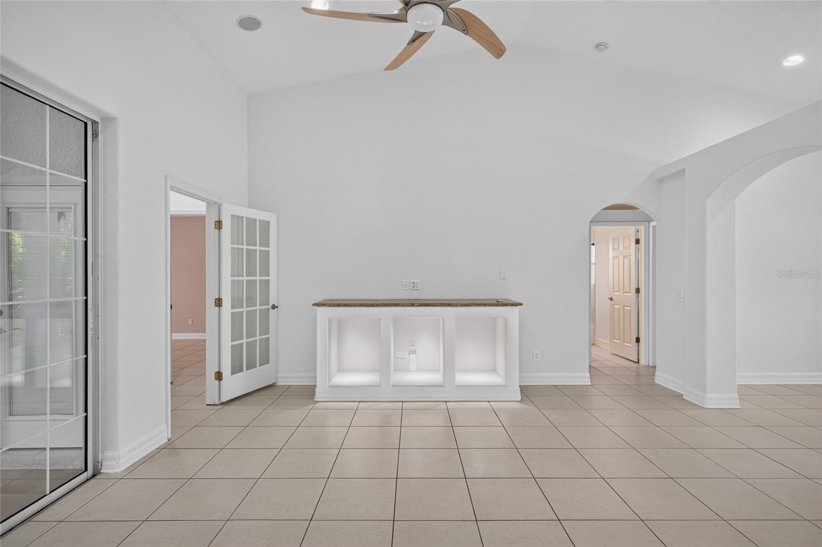2108 W CORDELIA ST — photo 32