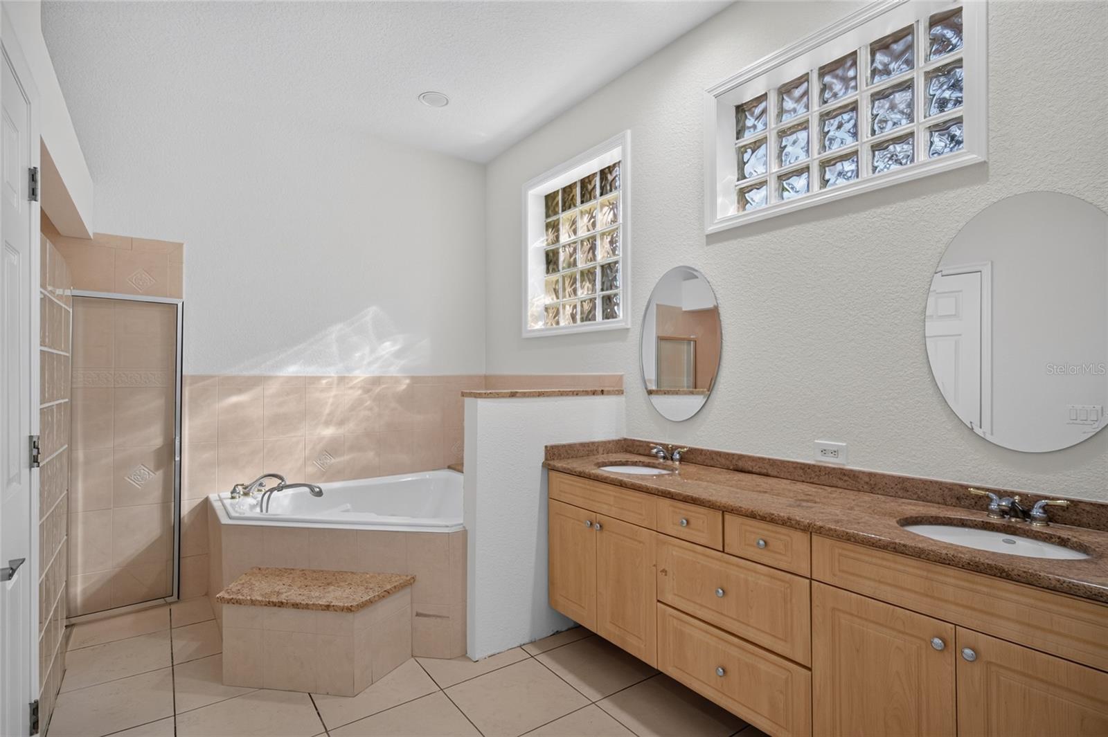 2108 W CORDELIA ST — photo 26