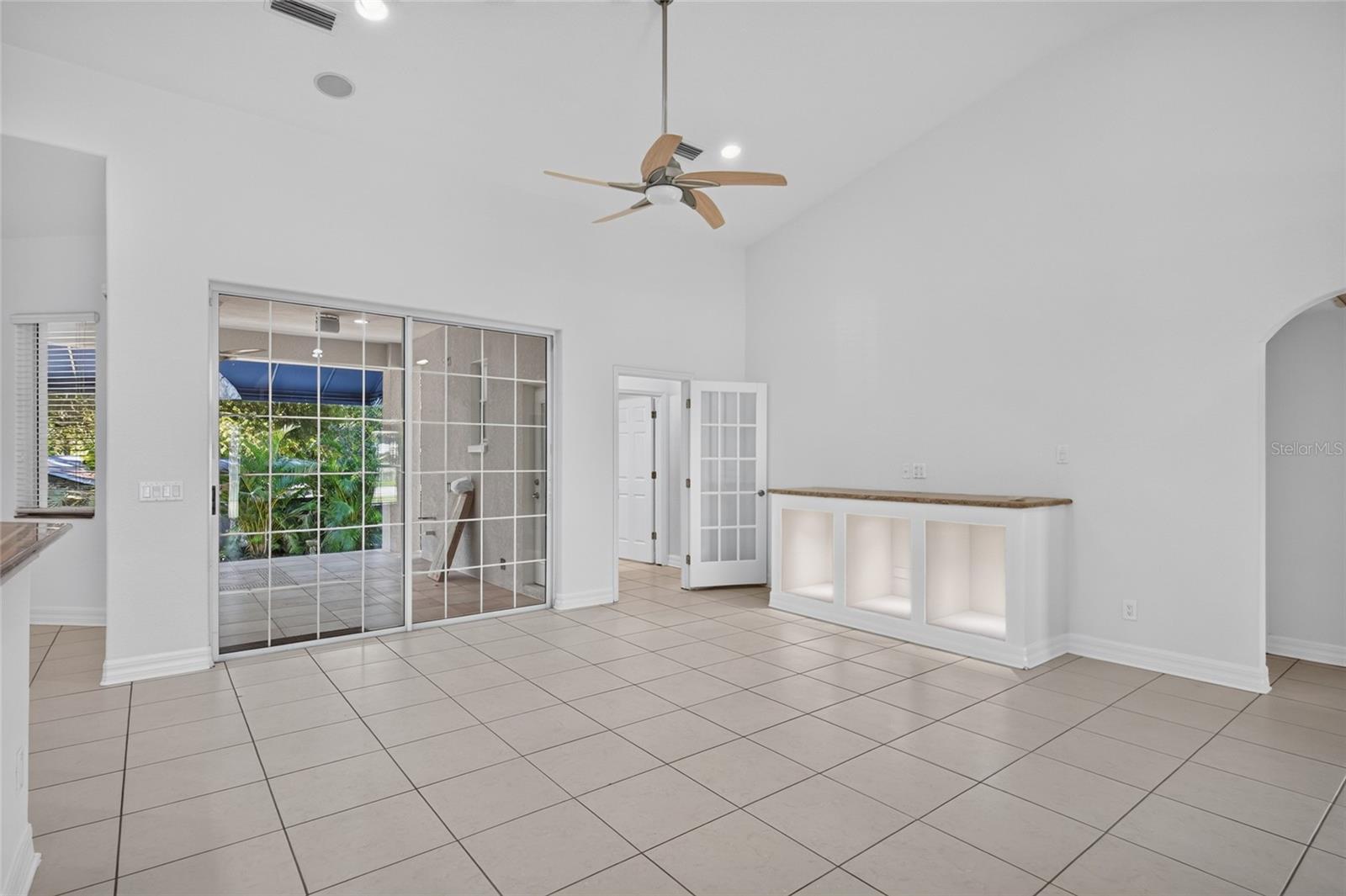 2108 W CORDELIA ST — photo 15