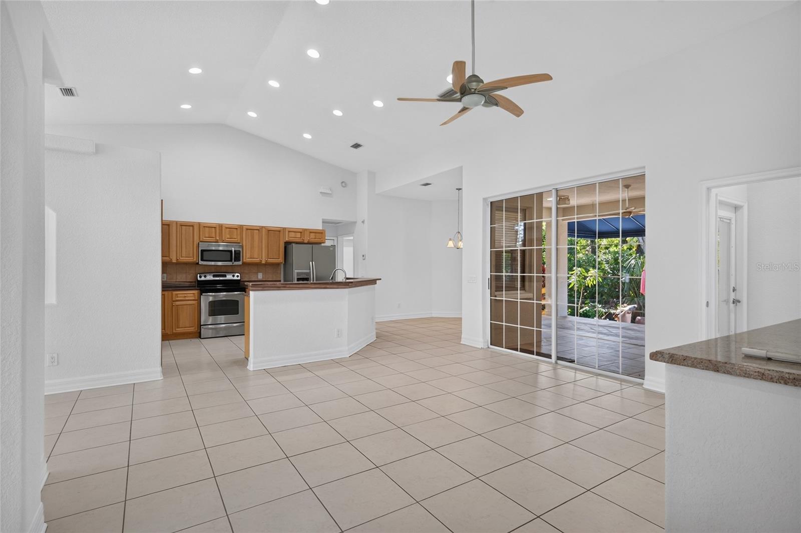 2108 W CORDELIA ST — photo 16