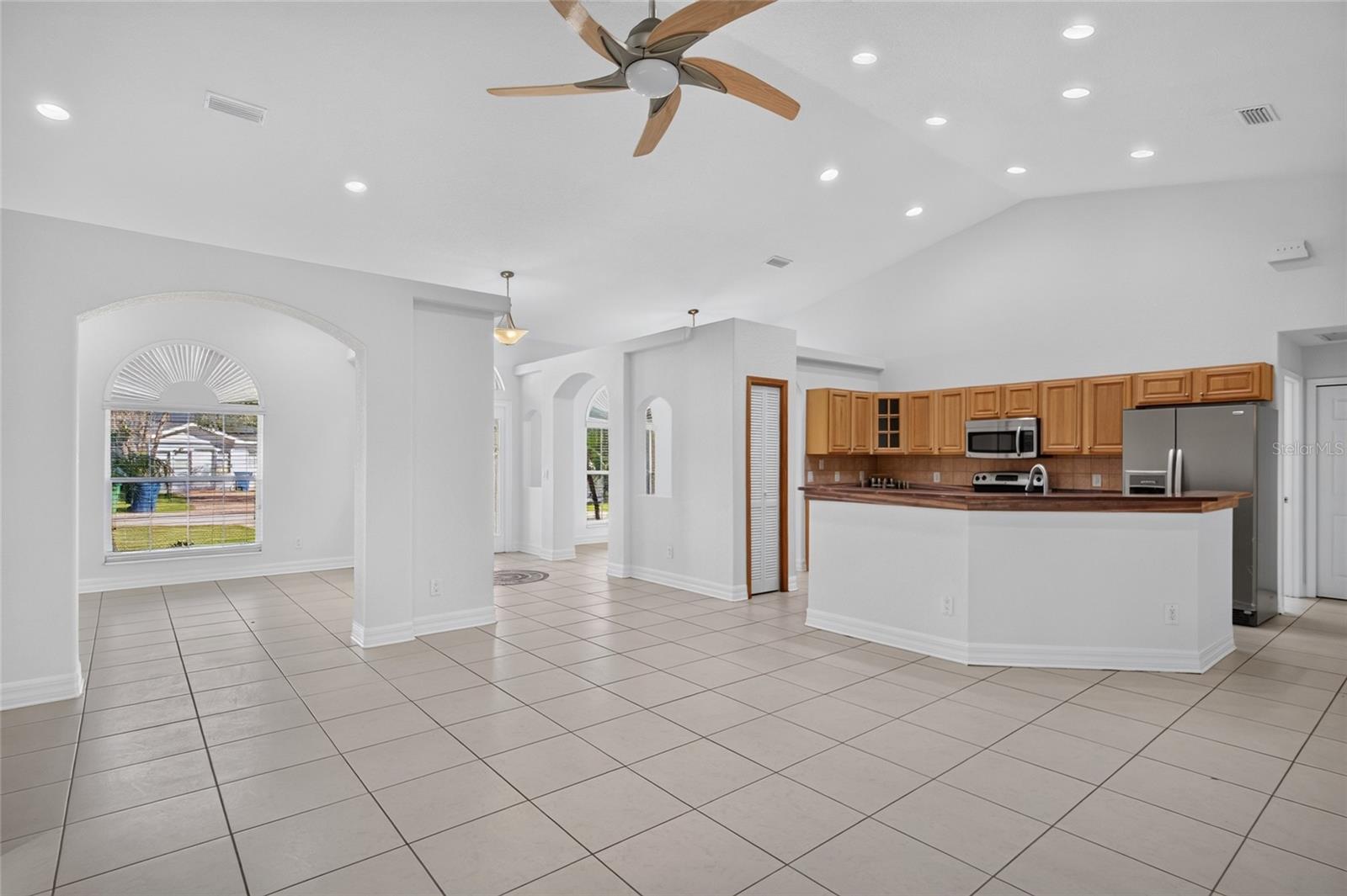 2108 W CORDELIA ST — photo 17