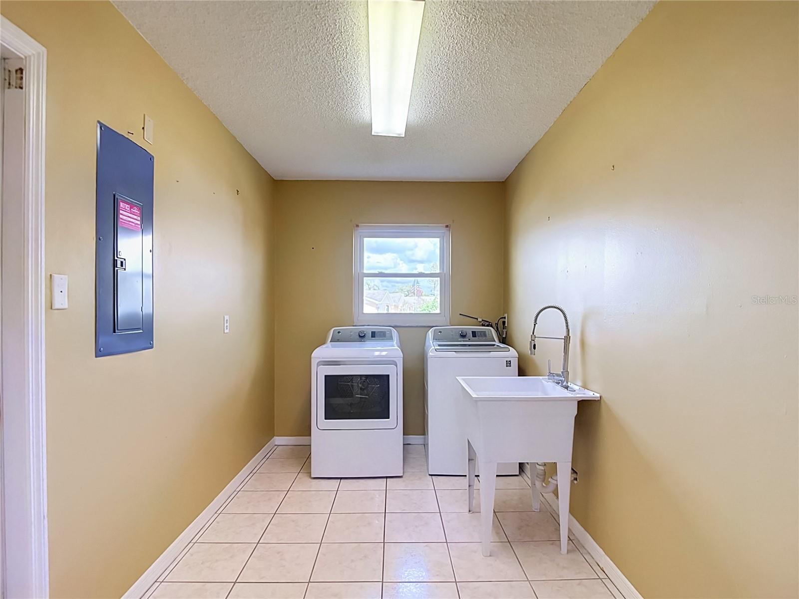 905 BLUEWATER DR — photo 40