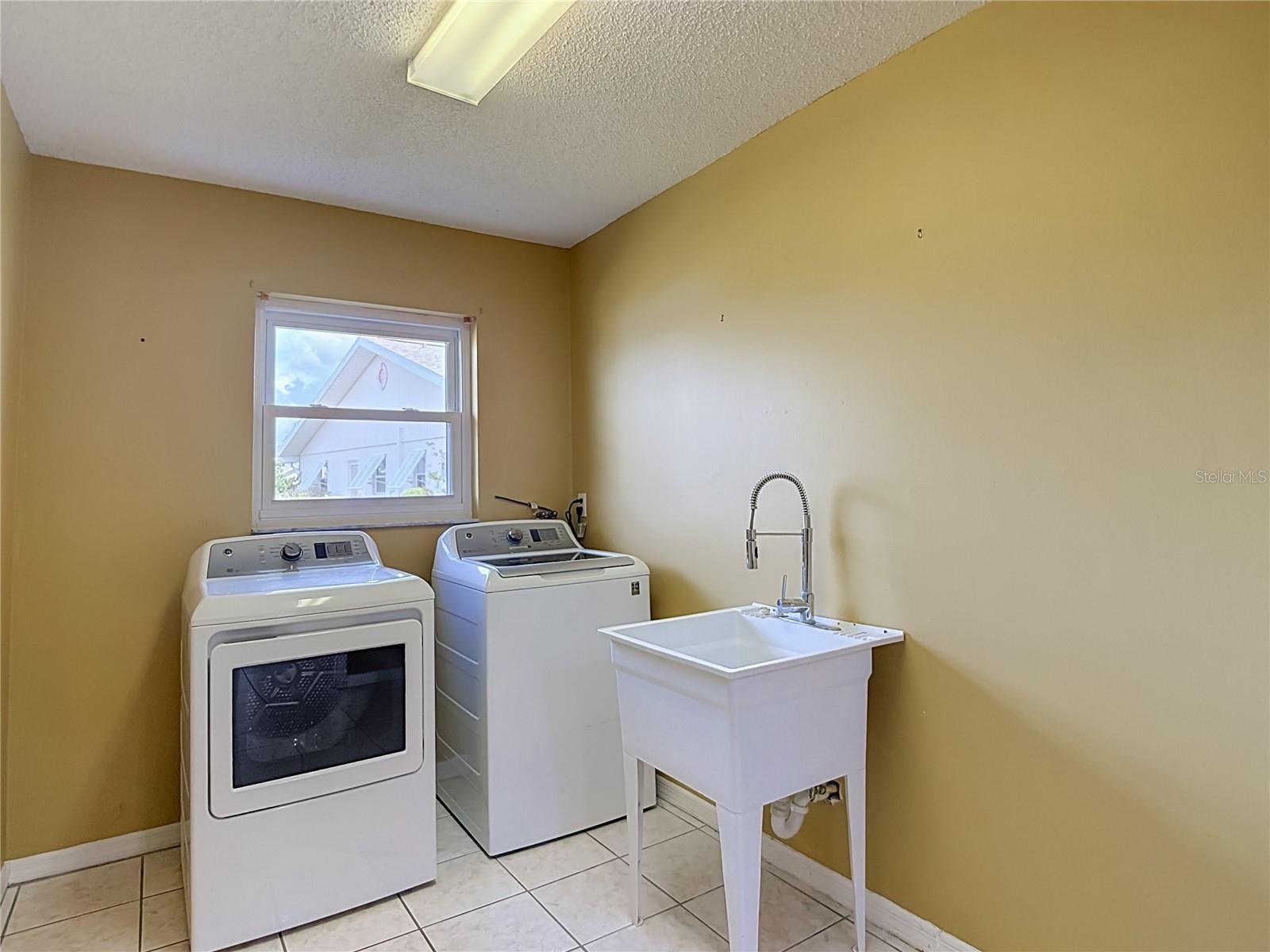 905 BLUEWATER DR — photo 41